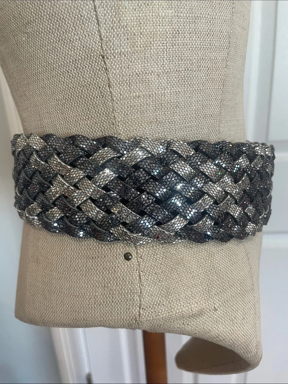 Woven Metallic belt silver Gray wide Belt Round Buckle Women’s size 9 adjustable